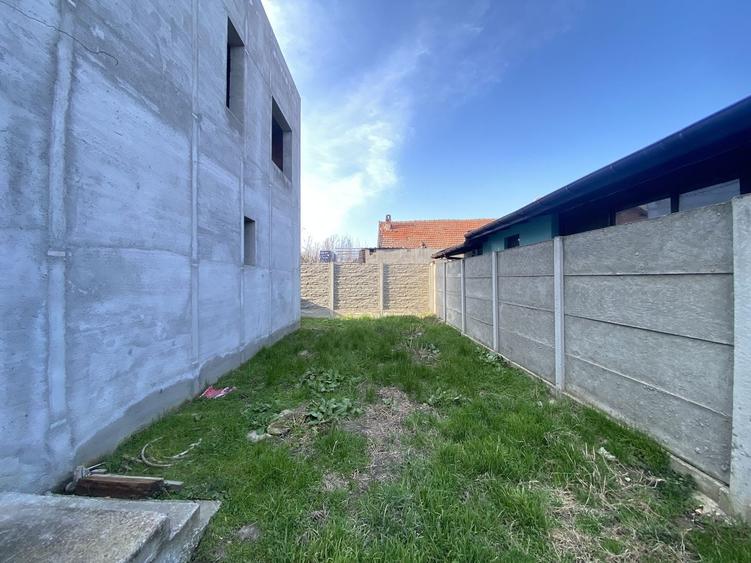 Duplex cu 5 camere cu Canalizare în Utvin