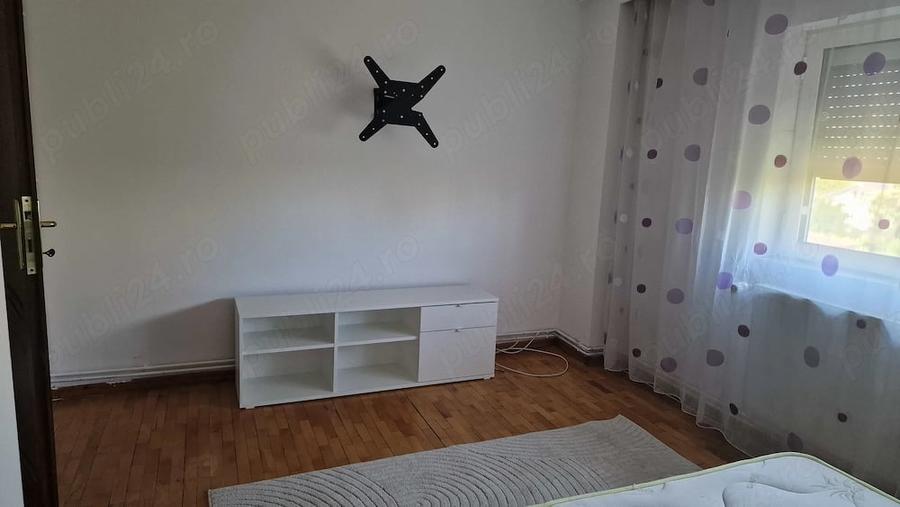 Apartament cu 3 camere decomandat în Exterior Vest
