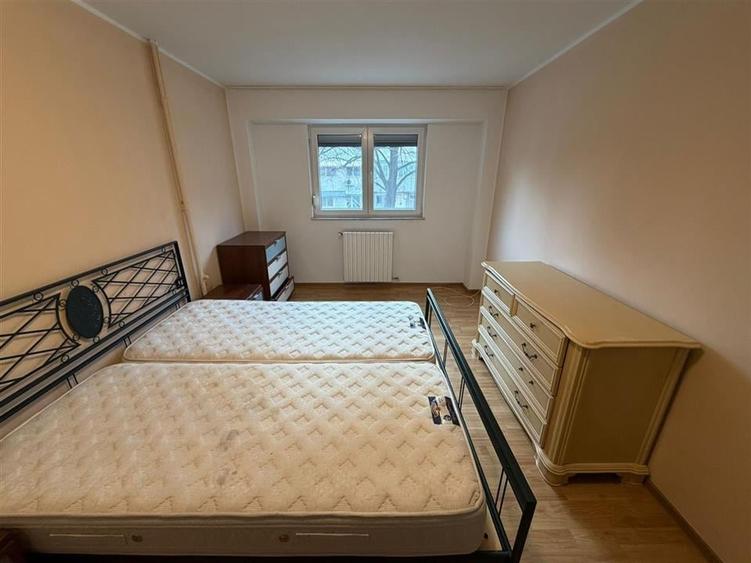 Apartament cu 4 camere decomandat, mobilat în Est