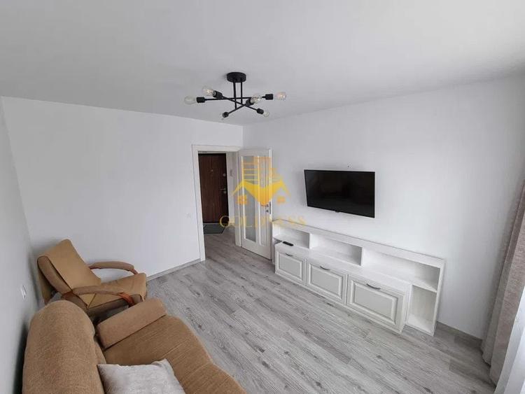 Apartament cu 3 camere semidecomandat în Dâmbul Rotund