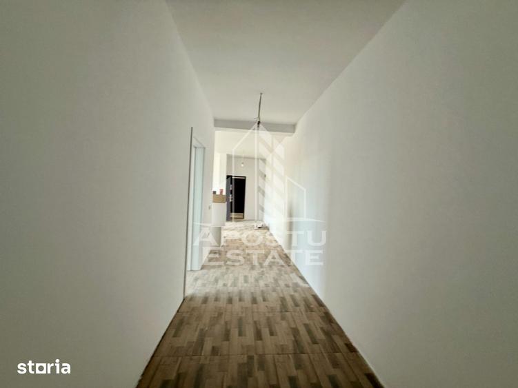 Apartament cu 3 camere în Plopi