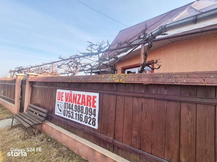 Casă cu 4 camere decomandat în Dobreni