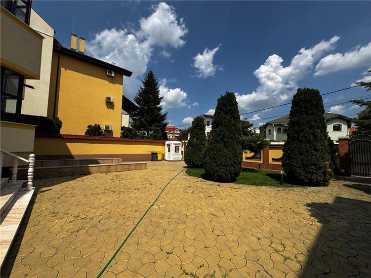 Casă individuală cu 12 camere cu Teren 1000 Mp în Pipera