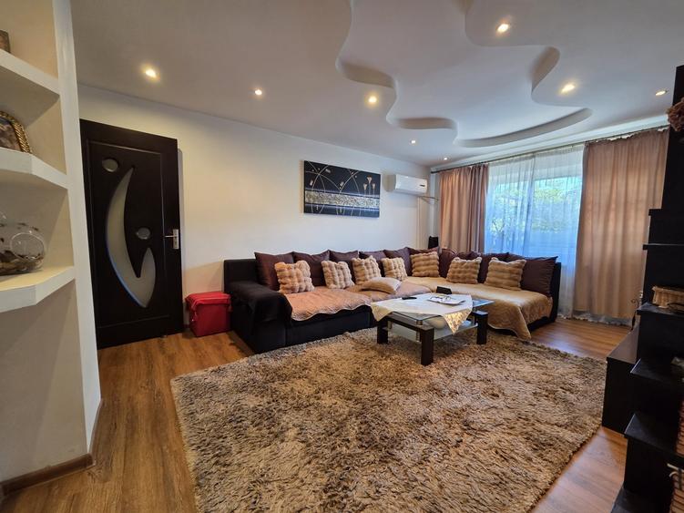 Apartament cu 3 camere semidecomandat în Dacia