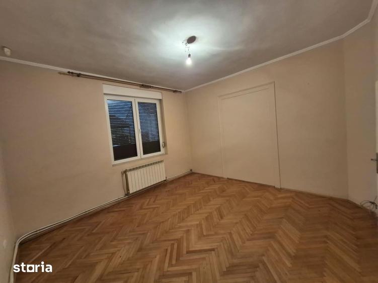 Casă cu 4 camere cu Teren 421 Mp în Funcționarilor