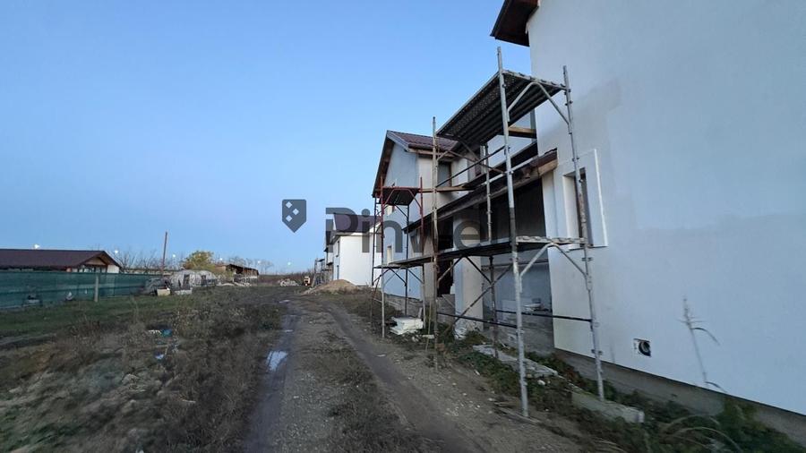 Duplex cu 4 camere cu Canalizare în Tunari