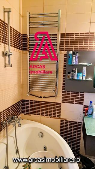 Casă cu 7 camere cu Canalizare în Trei Stejari