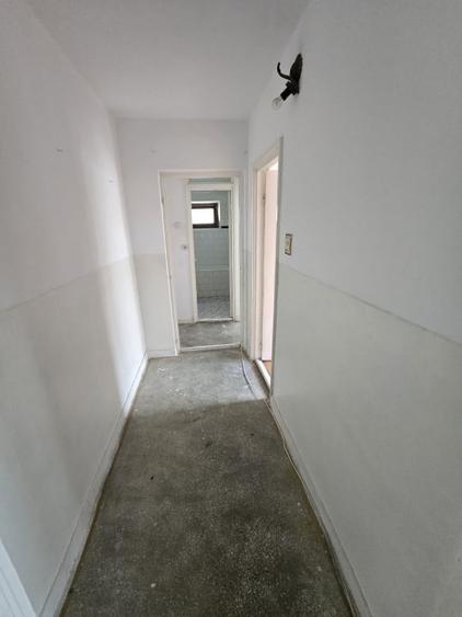 Apartament cu 3 camere semidecomandat în Mioriței
