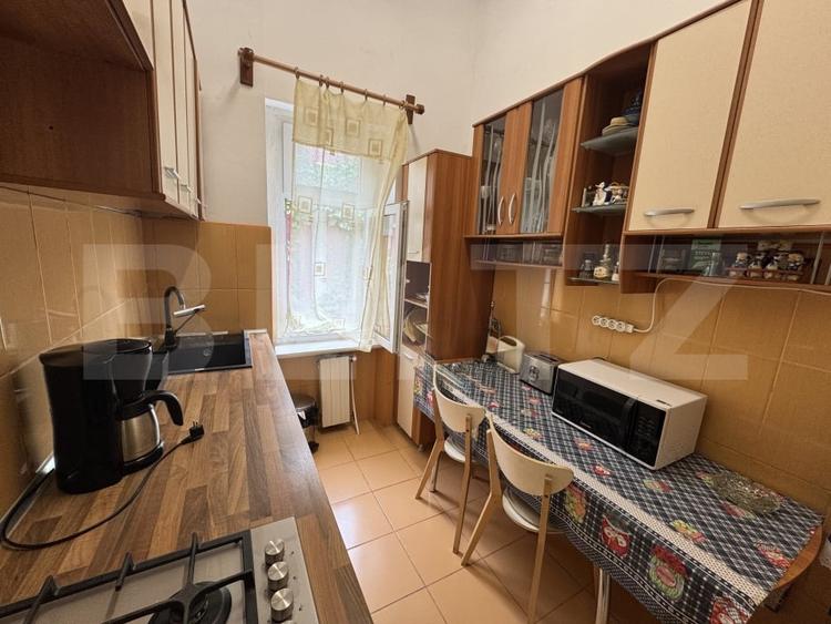 Apartament cu 3 camere semidecomandat, mobilat în Central