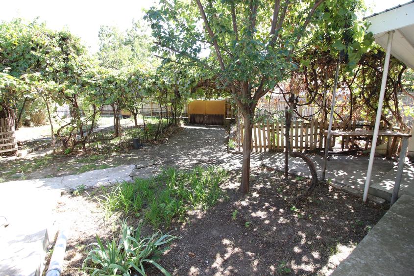 Casă cu 3 camere cu Canalizare în Central