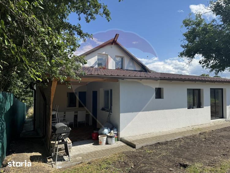 Casă cu 6 camere cu Teren 2800 Mp în Livada