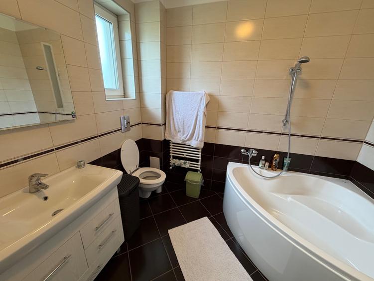 Casă cu 4 camere în Exterior Vest