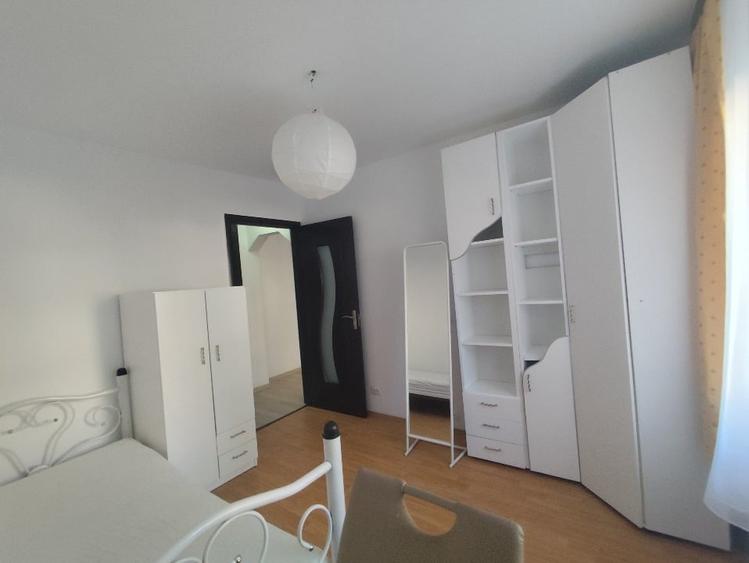 Apartament cu 3 camere semidecomandat, mobilat în Tractorul