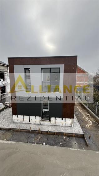 Casă individuală cu 3 camere decomandat cu Canalizare în Central
