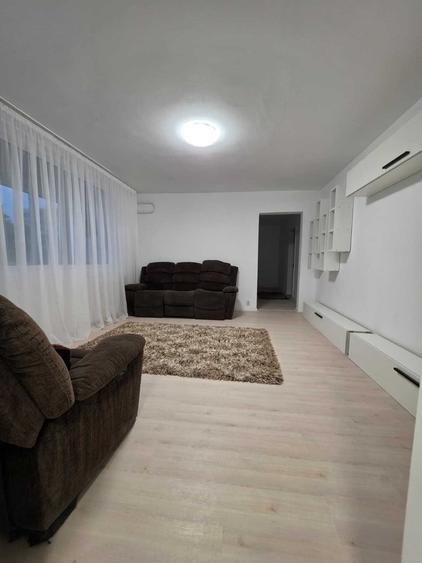 Apartament cu 3 camere semidecomandat în Colentina
