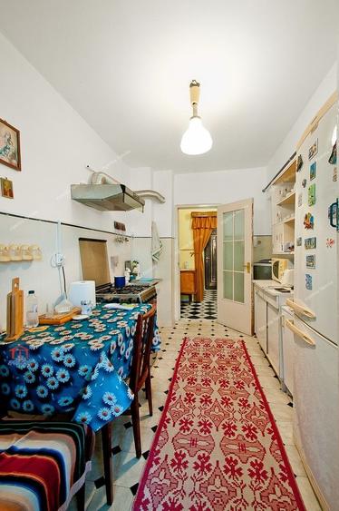 Apartament cu 3 camere decomandat, mobilat în