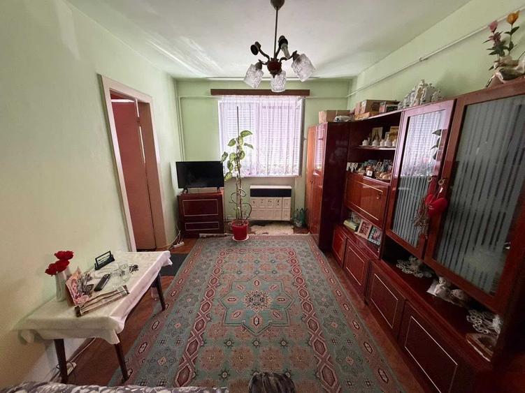 Apartament cu 3 camere semidecomandat în Central