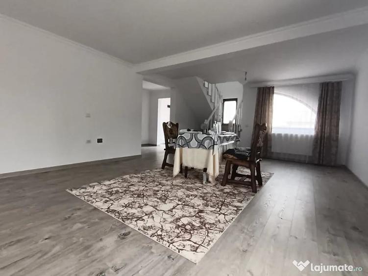 Casă cu 6 camere cu Teren 1000 Mp în Șcheia