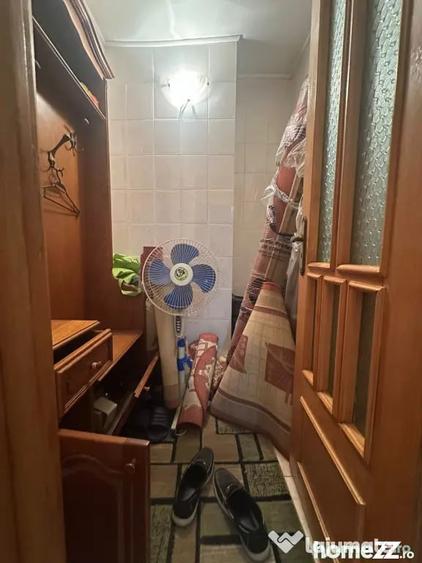 Apartament cu 3 camere semidecomandat în Buzaului