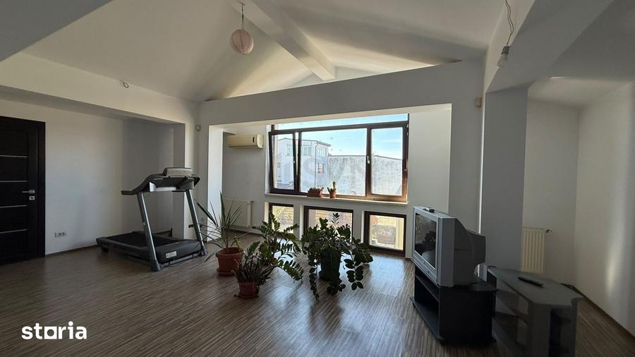 Casă cu 7 camere cu Teren 187 Mp în Grivița