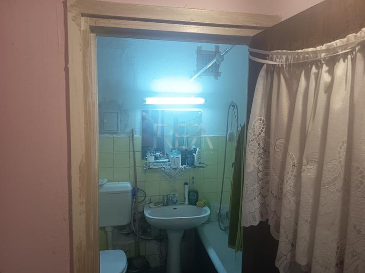 Apartament cu 3 camere semidecomandat în Berceni