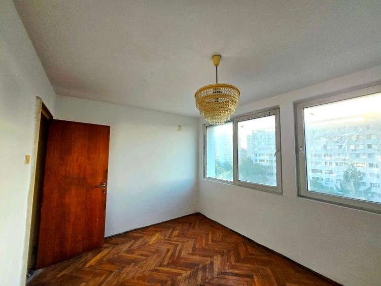 Apartament cu 3 camere semidecomandat în Baba Novac