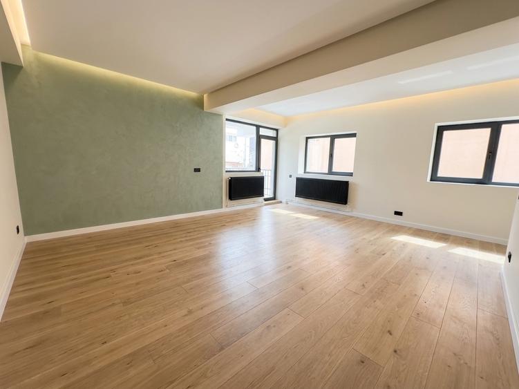 Casă individuală cu 13 camere cu Canalizare în Lacul Tei