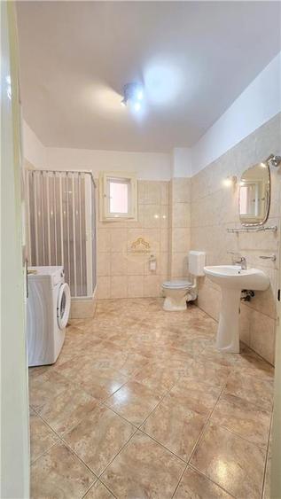 Casă individuală cu 7 camere cu Teren 1384 Mp în Vest