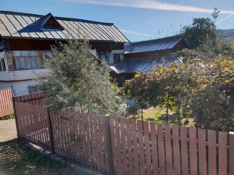 Casă cu 4 camere în Davidești