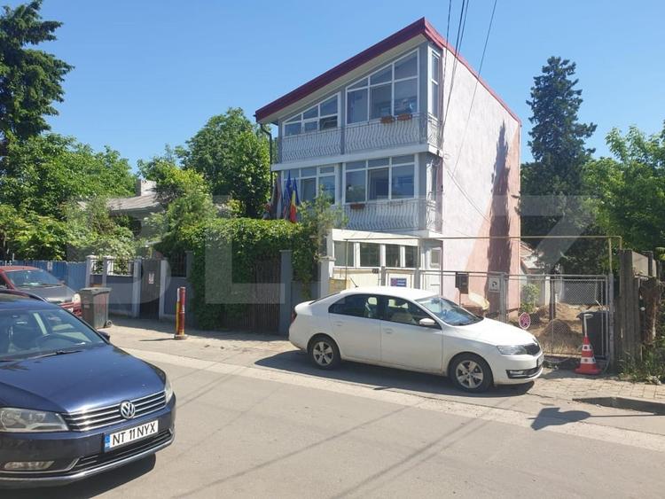 Casă individuală cu 8 camere cu Canalizare în Tătărași