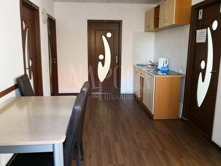 Casă individuală cu 8 camere cu Canalizare în Central