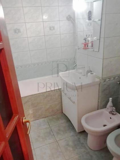 Apartament cu 3 camere decomandat în Girocului