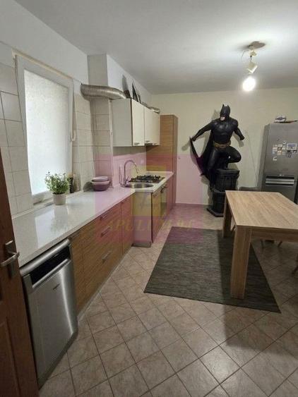 Apartament cu 4 camere decomandat, mobilat în Decebal