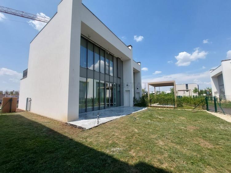 Casă cu 4 camere cu Canalizare în Tunari