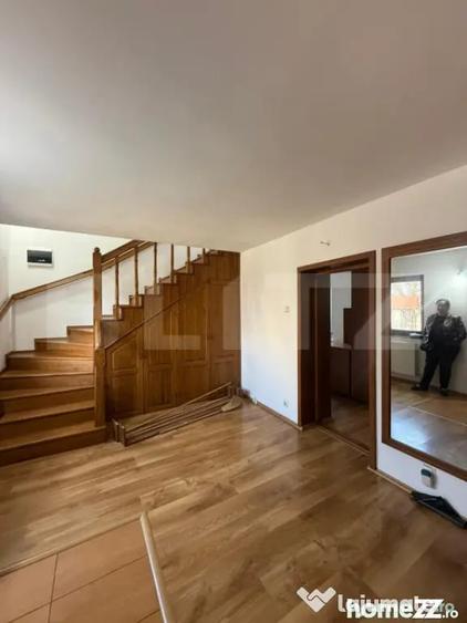 Casă cu 6 camere cu Teren 300 Mp în Central