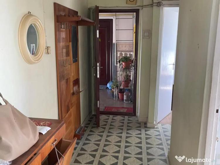 Apartament cu 3 camere semidecomandat în Central