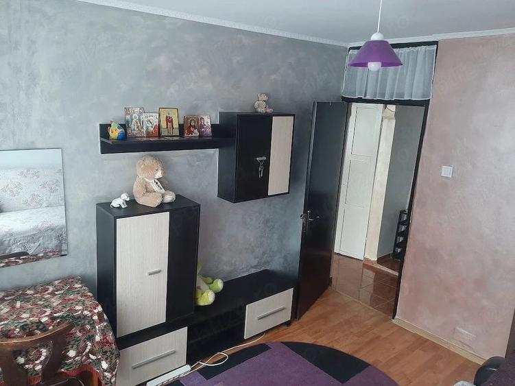 Apartament cu 3 camere decomandat în Eremia