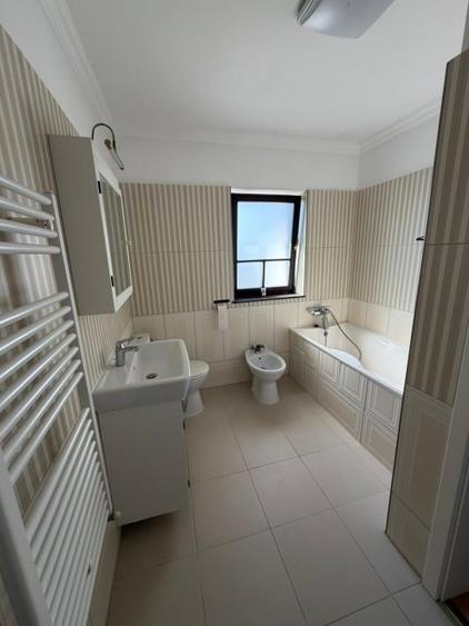 Casă cu 5 camere cu Canalizare în Giroc
