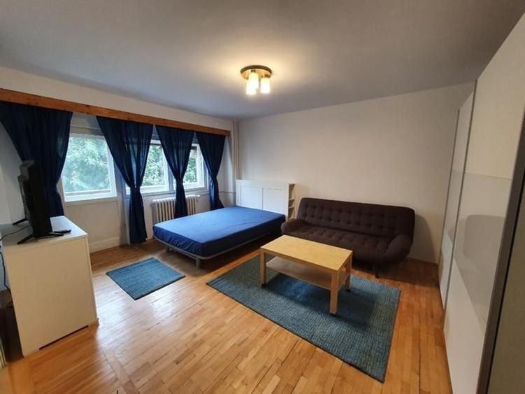 Garsonieră decomandată în Decebal