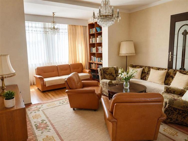 Casă individuală cu 7 camere cu Piscina în Ferneziu