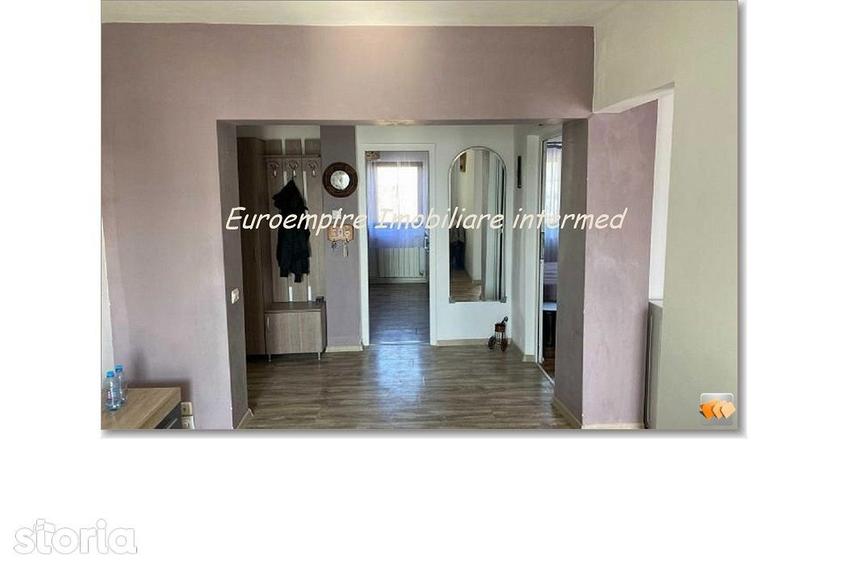 Apartament cu 3 camere decomandat, mobilat în Central