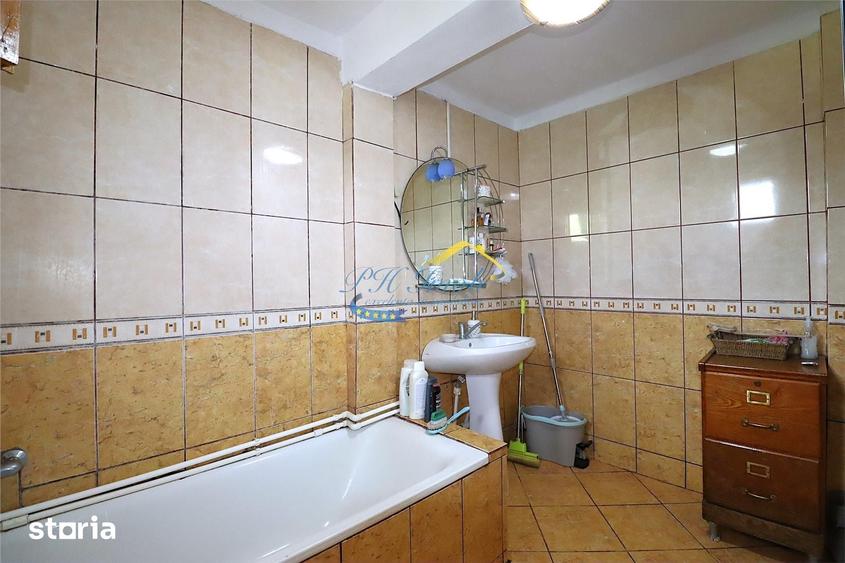 Casă cu 4 camere cu Teren 2215 Mp în Central