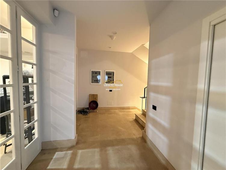 Casă cu 9 camere cu Teren 200 Mp în Central