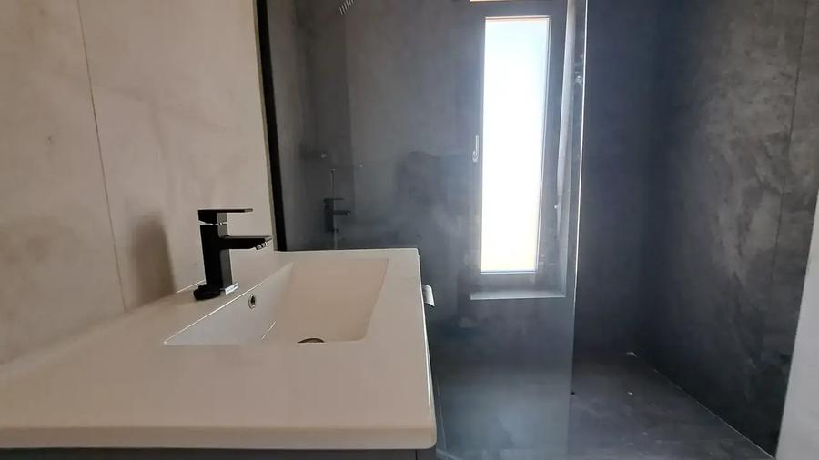 Casă cu 4 camere cu Canalizare în Titan