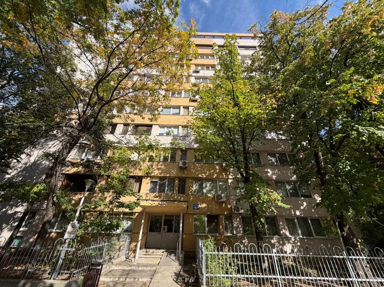 Apartament cu 3 camere semidecomandat în Titan