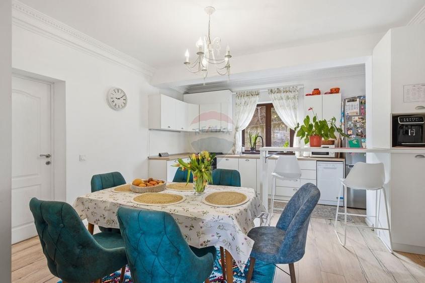 Casă cu 9 camere cu Teren 565 Mp în Hlincea