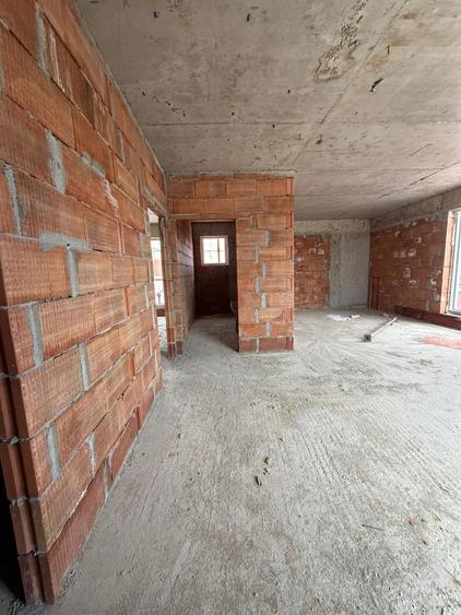 Apartament cu 2 camere decomandat în 1 Decembrie
