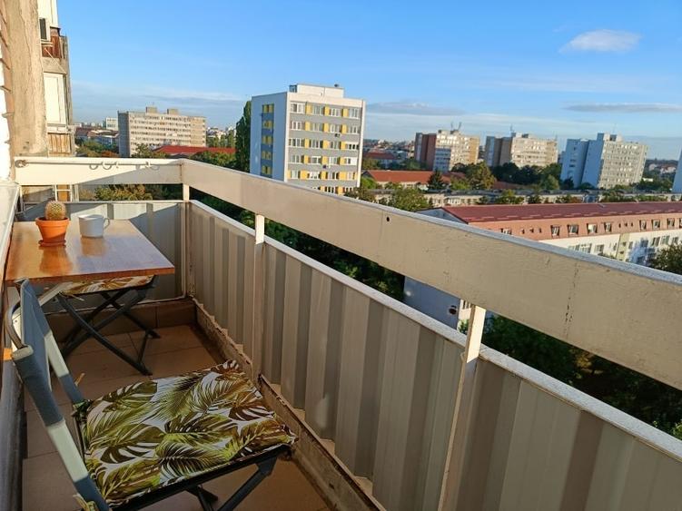 Apartament cu 4 camere semidecomandat, mobilat în Dacia