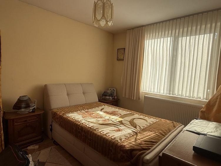 Apartament cu 3 camere semidecomandat în Ipotești