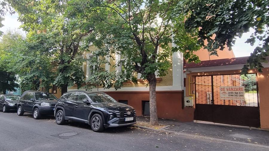 Casă individuală cu 5 camere cu Canalizare în Central